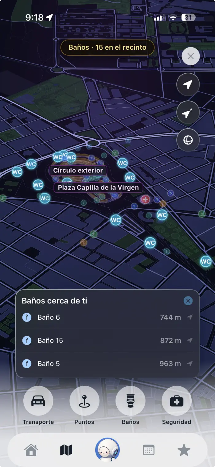 Plano del recinto de la Feria en tres dimensiones con los quince baños señalados, y una lista abajo con los tres más cercanos y los metros que hay hasta cada uno.